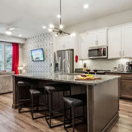 Private With Rooftop Game Near Downtown Holiday home *