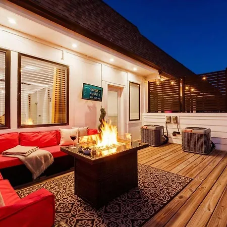 Private With Rooftop Game Near Downtown *