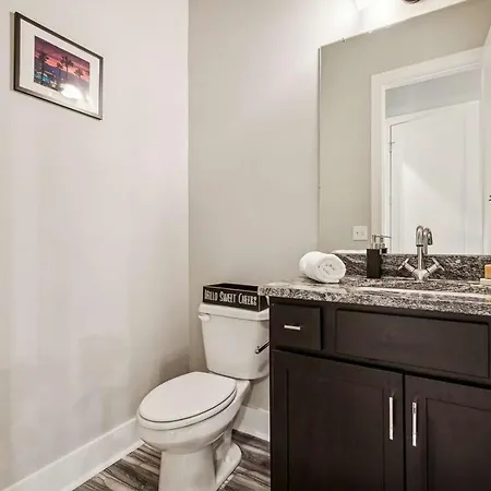 Private With Rooftop Game Near Downtown Holiday home Nashville