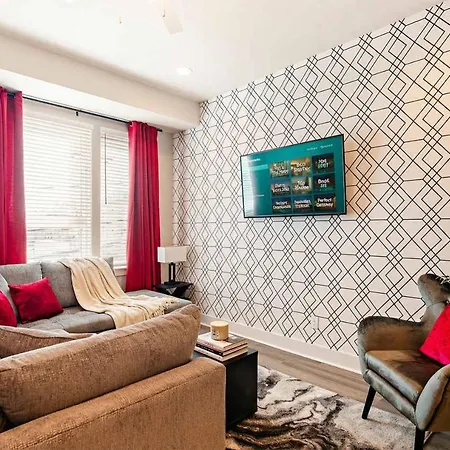 Private With Rooftop Game Near Downtown Holiday home *