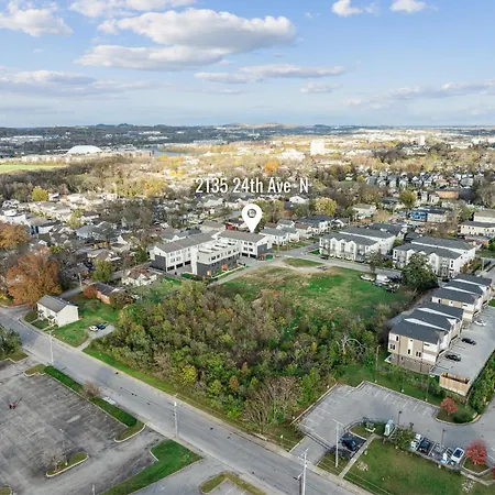 Private With Rooftop Game Near Downtown Holiday home