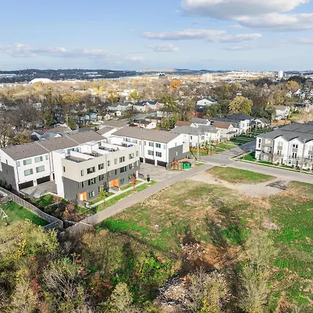 Private With Rooftop Game Near Downtown Holiday home *
