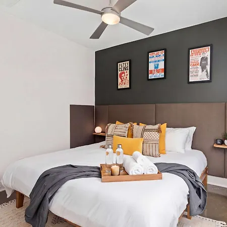 Holiday home King 3br Retreat & 2-car Garage East