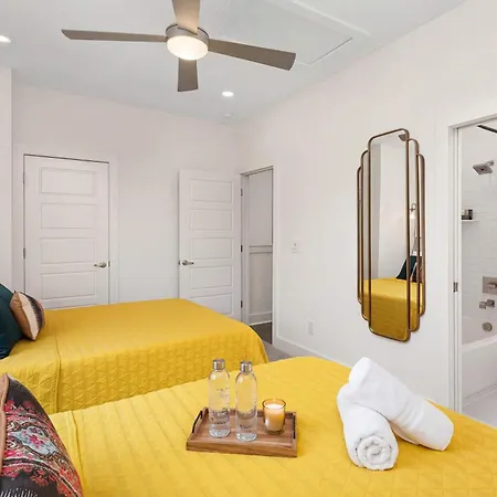King 3br Retreat & 2-car Garage East Holiday home *