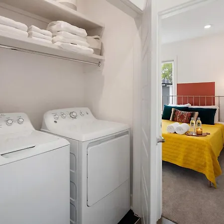 King 3br Retreat & 2-car Garage East Holiday home