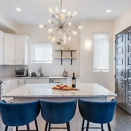 Rooftop Views & Patio Lounge Near Downtown Holiday home *
