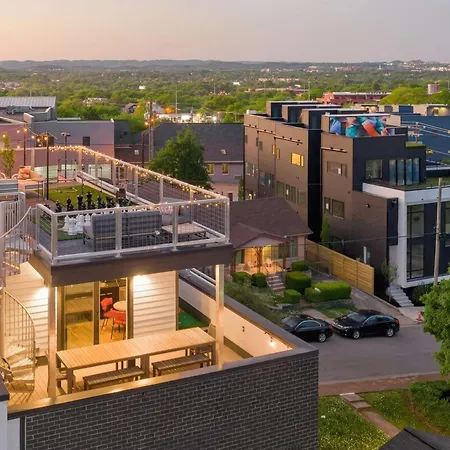 Holiday home Luxury Retreat - Double Rooftop Deck & Game *