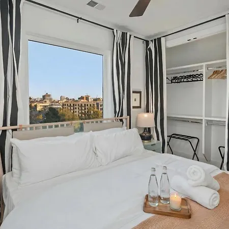Holiday home Luxury Retreat - Double Rooftop Deck & Game