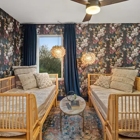 Luxury Retreat - Double Rooftop Deck & Game *