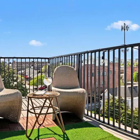 Rooftop Deck & Skyline Views Downtown Penthouse *