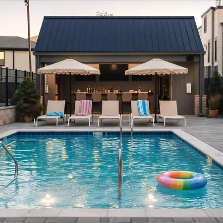 Heated Pool + Hot Tub + Sauna • 7 Min To Broadway