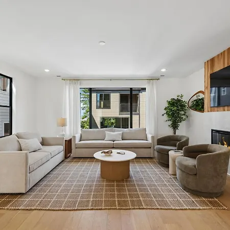Fancy Townhouse With Rooftop Hot Tub & Fireplace Holiday home