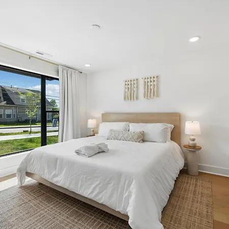 Holiday home Fancy Townhouse With Rooftop Hot Tub & Fireplace