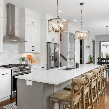 Holiday home House With Rooftop Patio, Next To A Park, 3 Miles To Downtown *