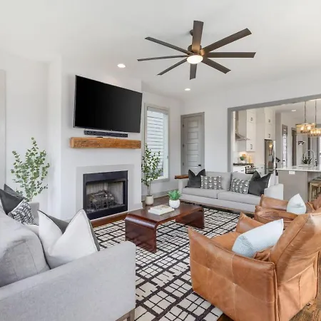 Holiday home House With Rooftop Patio, Next To A Park, 3 Miles To Downtown *