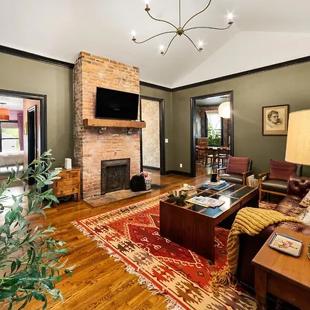 Charming East Mins From Downtown Holiday home