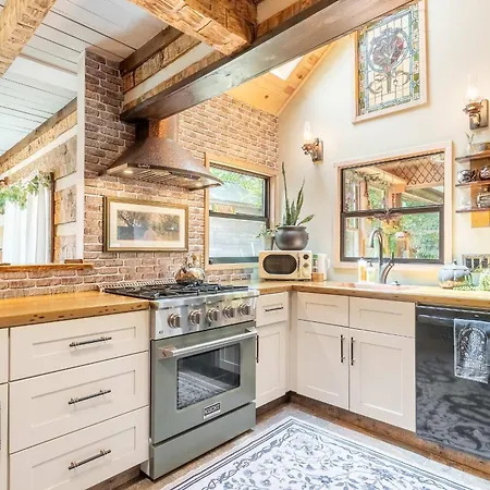 The Magic Cottage- Artsy Escape With Hot Tub & Charm Holiday home Nashville