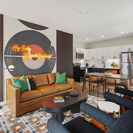 Harmony - Pool & Gym - Walk To Broadway Holiday home *