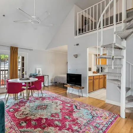 Lainey's Loft By Local Holiday home