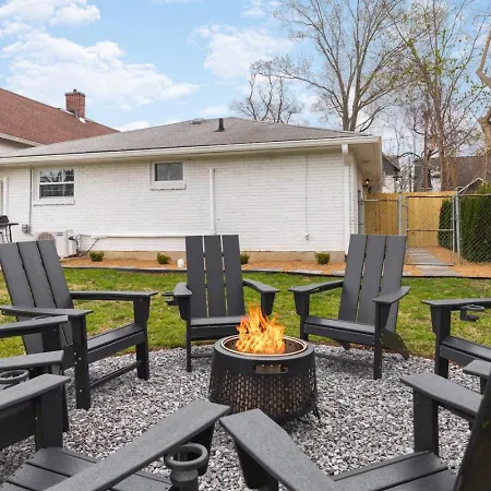 Holiday home With Fenced In Yard And Firepit, Walk To Coffee And Food *