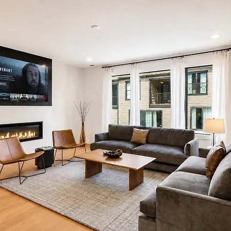 Contemporary Townhome Rooftop Hot Tub & Fireplace Nashville