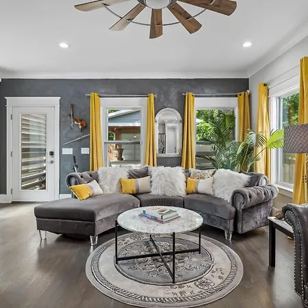 In Style Spacious Nash Near Broadway Holiday home