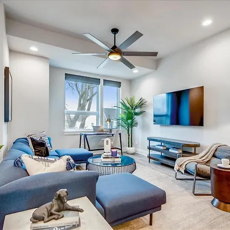 3 Townhomes Hot Tub & Rooftop Decks Holiday home *