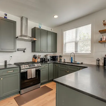 Holiday home 4 Mi To Broadway: Chic Townhome W/ Office!