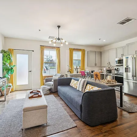 Holiday home Luxury 2br Midtown Near Broadway & Pool *