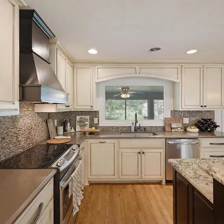 Unwind By The Fireplace In North Holiday home Nashville