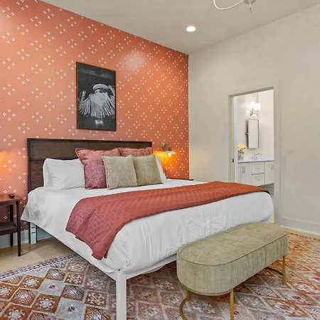 The Velvet Spur - Rooftop Retreat Near Germantown Holiday home