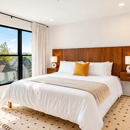 Holiday home Contemporary Townhome Rooftop Hot Tub & Fireplace *