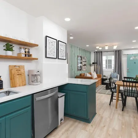 With Fenced In Yard And Firepit, Walk To Coffee And Food Holiday home Nashville