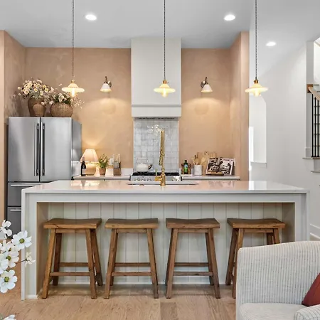 The Velvet Spur - Rooftop Retreat Near Germantown *