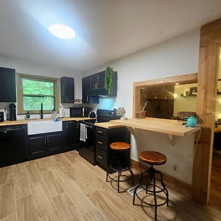 The Creek Woodland Oasis - Modern 3br Country With Rolling Yard *