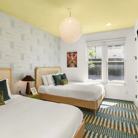 Holiday home 2 Units Sleeps 24 Nashville's Location *