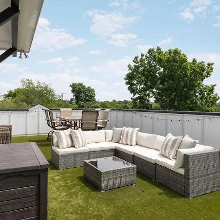 House With Rooftop Patio, Next To A Park, 3 Miles To Downtown