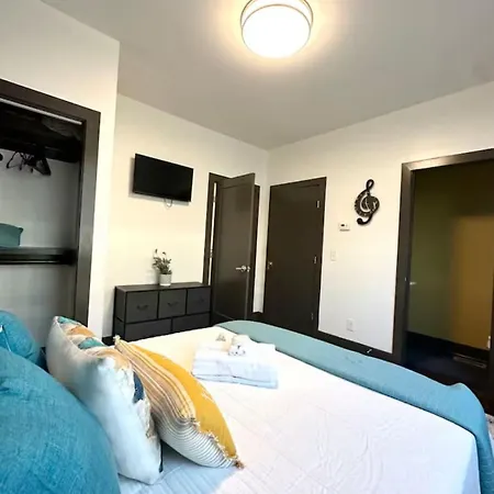 Queen Broadway Vandy Tsu Holiday home Nashville