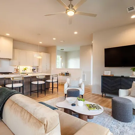 Heated Pool + Hot Tub + Sauna • 7 Min To Broadway *
