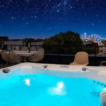 Holiday home Elegant With Downtown Views Rooftop Hot Tub And Garage *