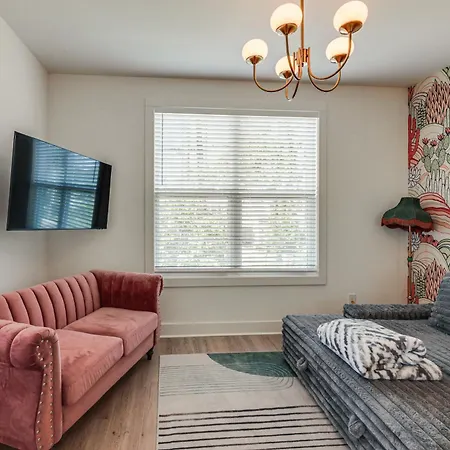 4 Mi To Broadway: Chic Townhome W/ Office!