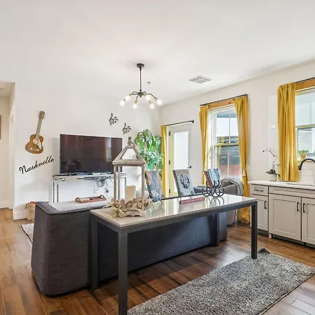 Holiday home Luxury 2br Midtown Near Broadway & Pool *