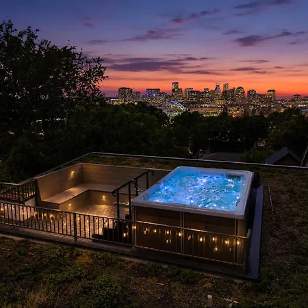 The Songwriter's Mansion Rooftop & Skyline Views Holiday home