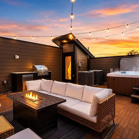 Holiday home Contemporary Townhome Rooftop Hot Tub & Fireplace