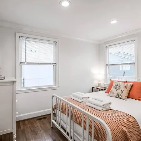 Charming Spacious - 10 Mins To Downtown Holiday home *