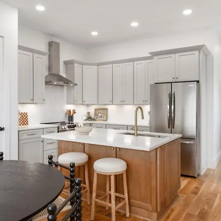 12 South With Rooftop Sauna, Wet Bar, And Two Car Garage Nashville