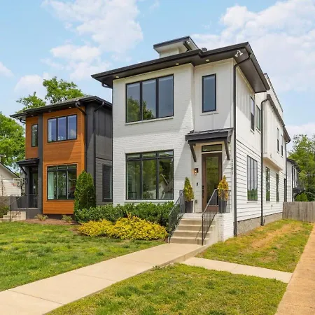 House With Rooftop Patio, Next To A Park, 3 Miles To Downtown