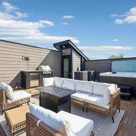 Fancy Townhouse With Rooftop Hot Tub & Fireplace Nashville