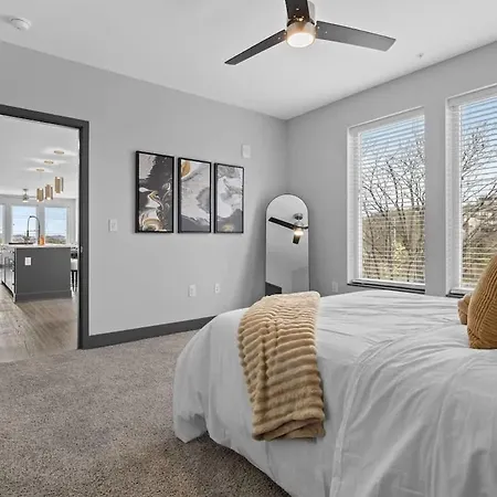 Luxe 2br W Views Near Broadway & Music Row Holiday home Nashville