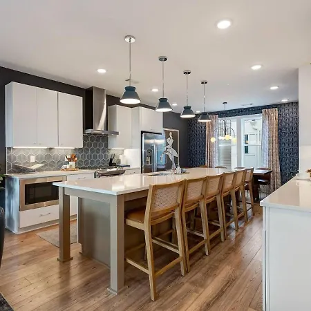 Elegant With Downtown Views Rooftop Hot Tub And Garage *